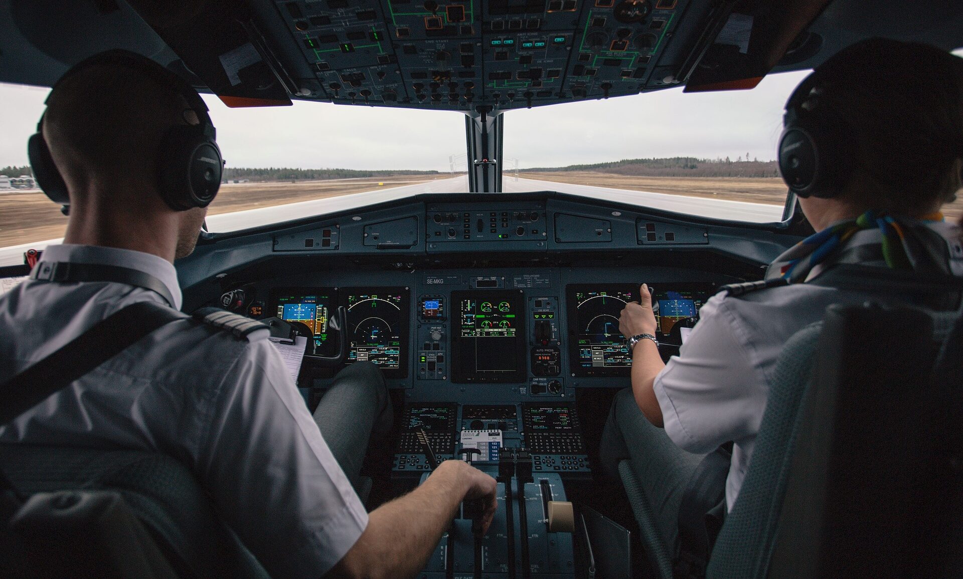 Blick in ein Cockpit mit Piloten.